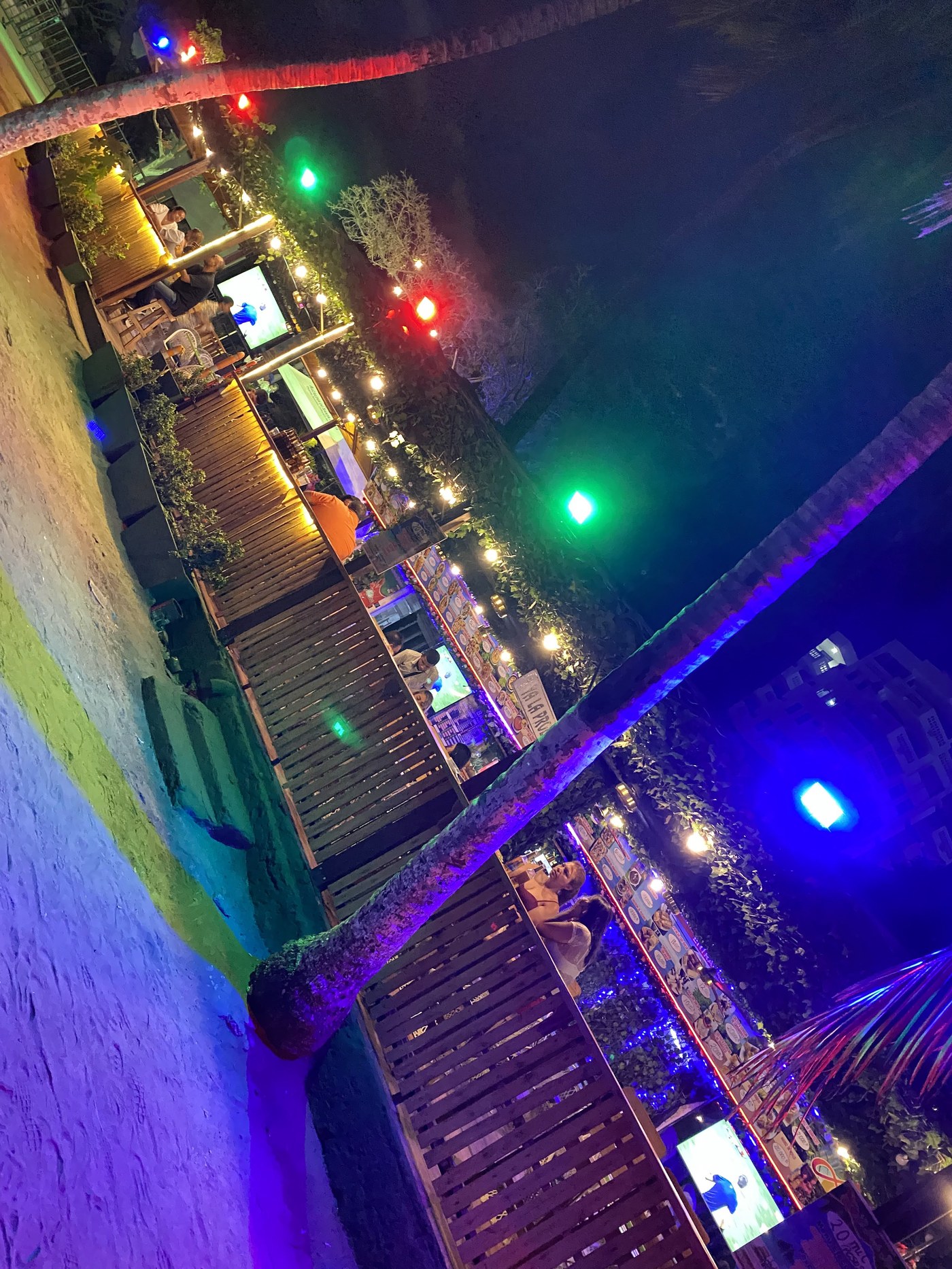 Terraza sobre la arena iluminada